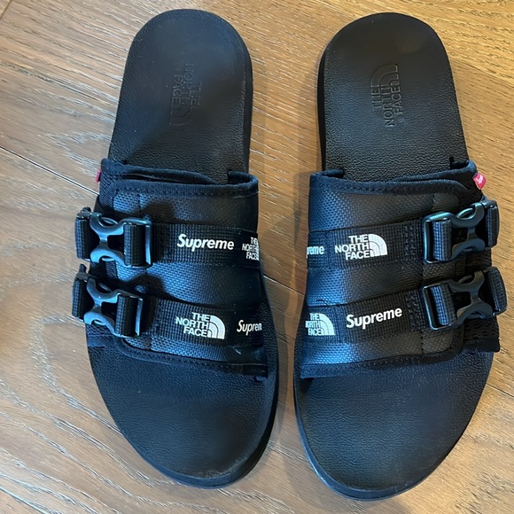 SUPREME THE NORTH FACE black slides size 9 men’s with tags, box & supreme bag - Picture 3 of 9